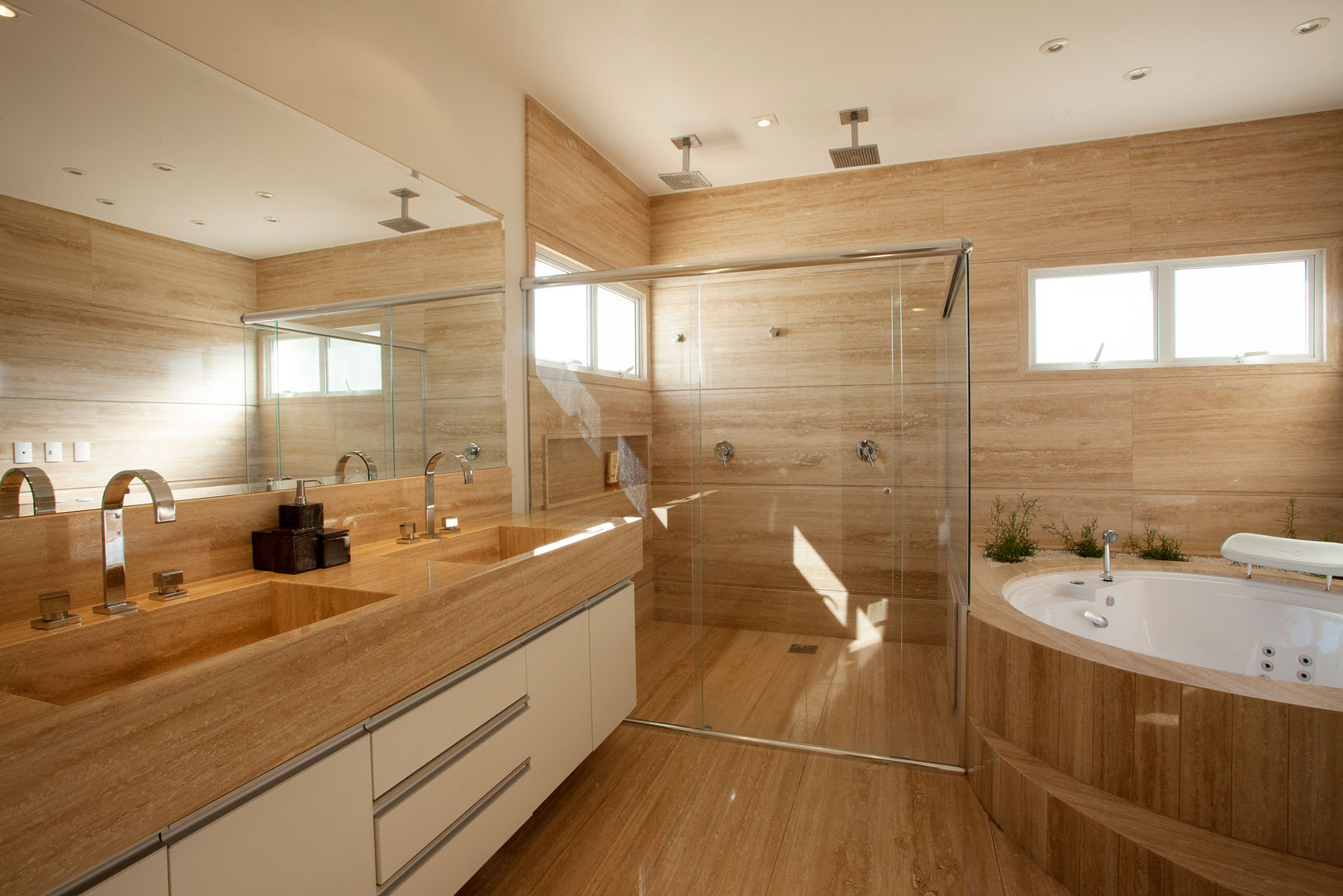 homify Modern bathroom