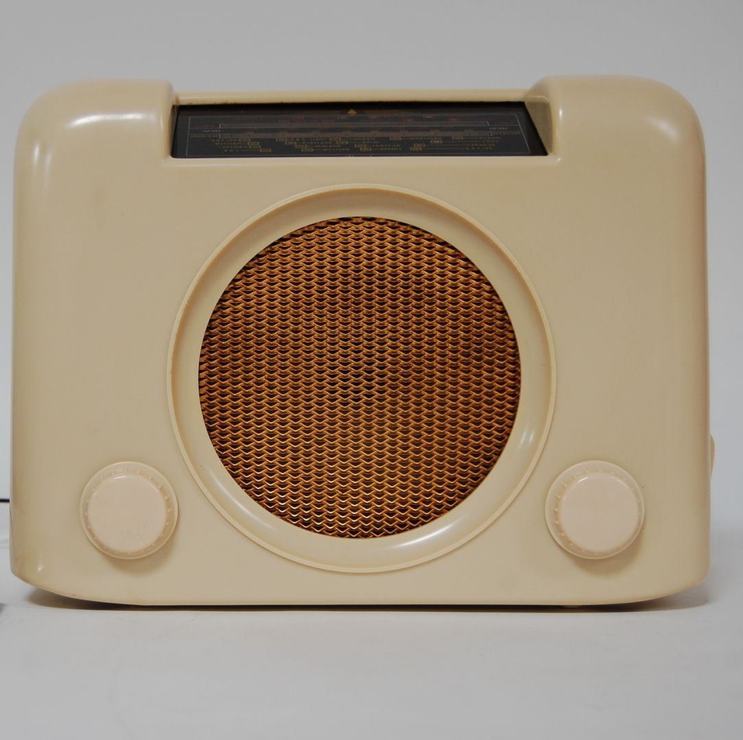 Vintage Cream Bakelite Bush DAC90 Radio Retro Bazaar Ltd Studio in stile industriale