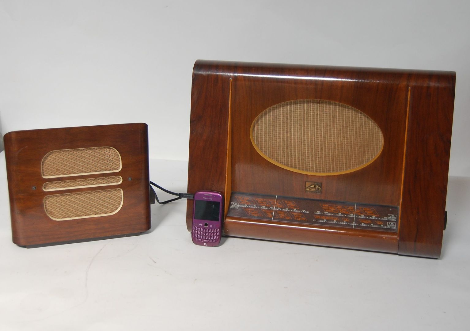 Vintage 1950s HMV Wooden Valve Radio Model 1122 & 1940s Stentorian Bristol Extension Wooden Speaker Retro Bazaar Ltd Salas de estar ecléticas