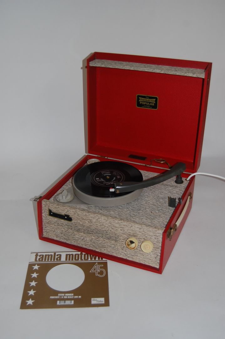 Vintage 1960s Portable Red Dansette Popular Record Player Retro Bazaar Ltd Salas multimedia de estilo minimalista