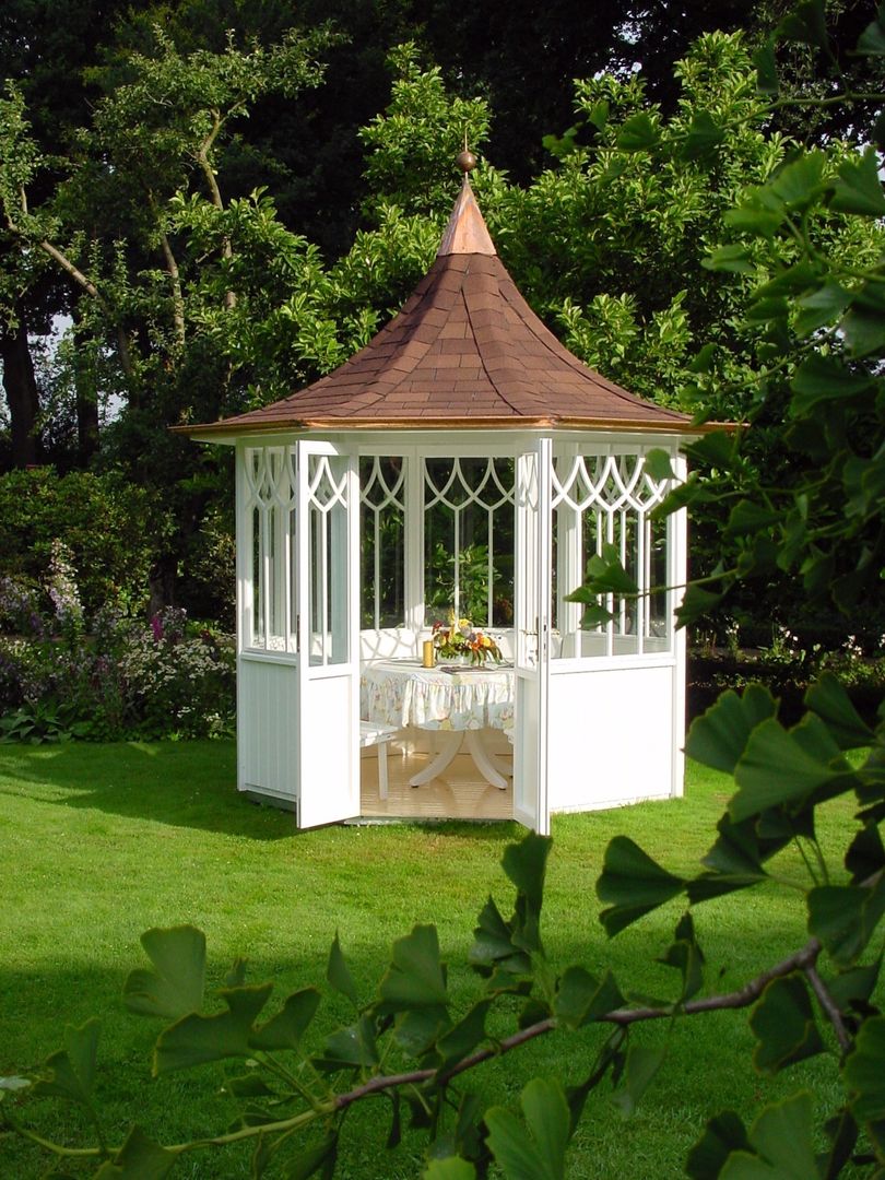 Anmutig in der Dachform und beeindruckend durch die klaren Formen zeigt sich dieser Pavillon mit fernöstlichem Flair. WOGA Gartenpavillon Asiatischer Garten Anlage,Fenster,Baum,Botanik,Schatten,Gebäude,Pavillon,Gras,Outdoor-Struktur,Bodendecker