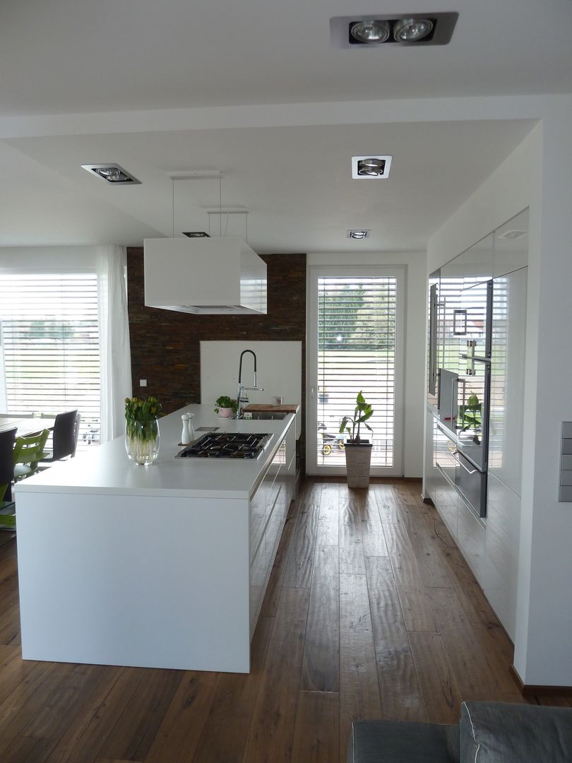 Diese coolen Böden lockern weiße Küchen charmant auf! | homify