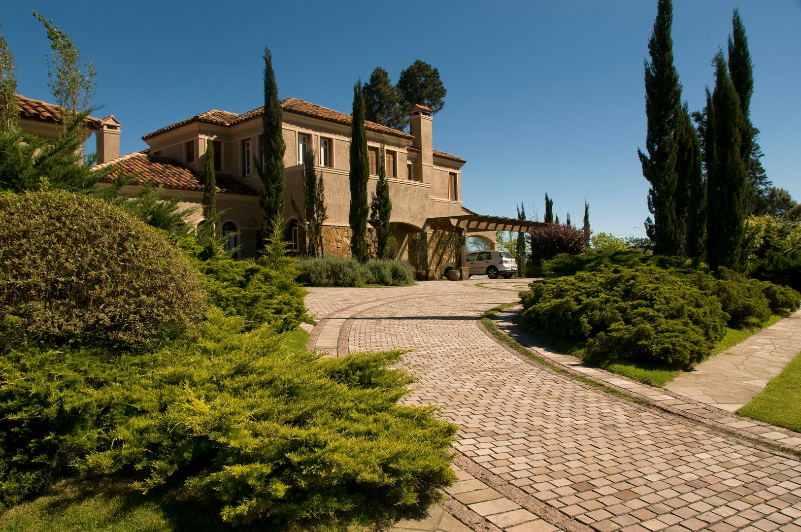 Residência MCK, Tellini Vontobel Arquitetura Tellini Vontobel Arquitetura Jardins mediterrâneos Céu,Plantar,Construção,Propriedade,Janela,lar,Vegetação,Lote de terra,Árvore,Superfície da estrada