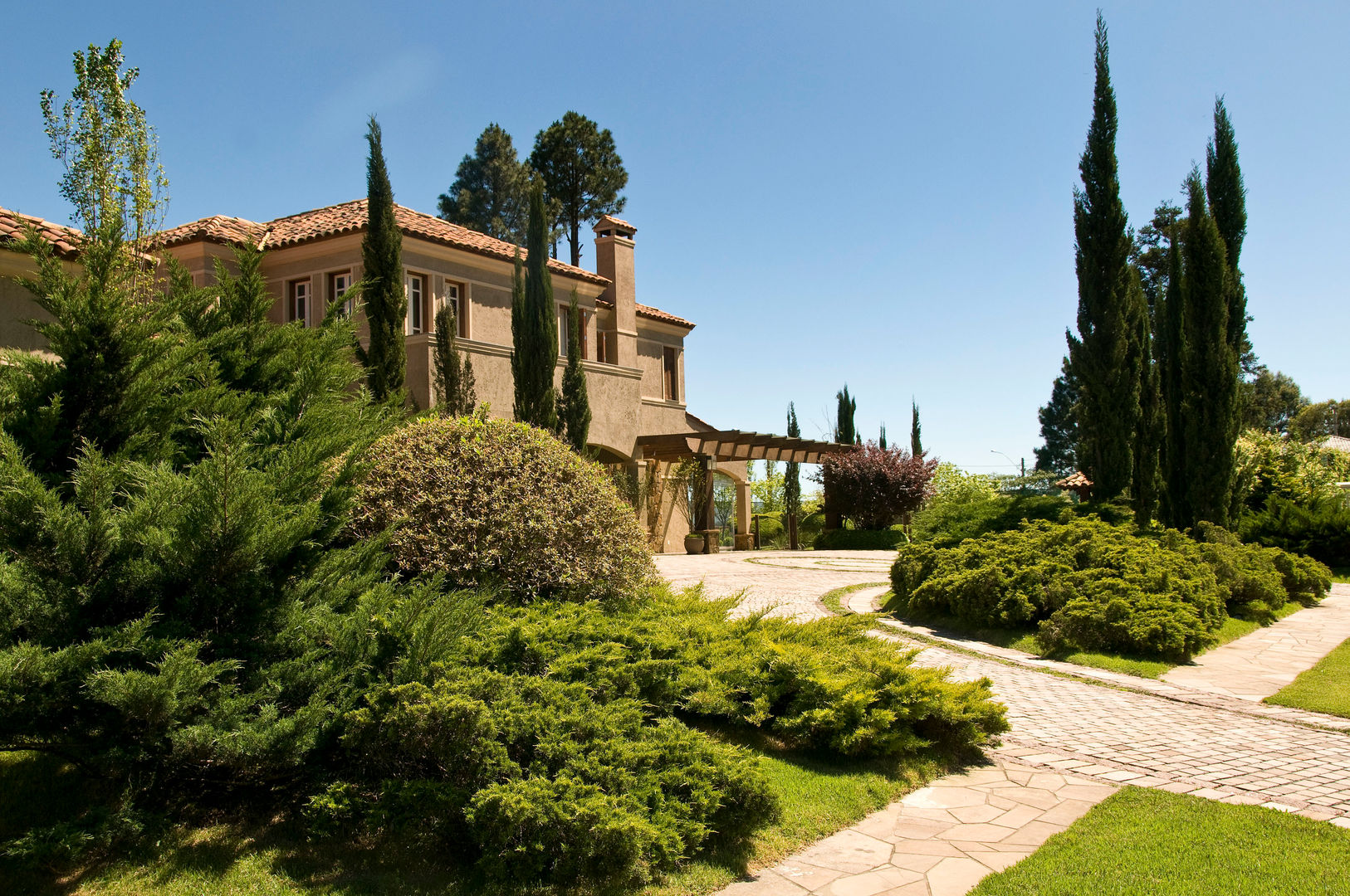 Residência MCK, Tellini Vontobel Arquitetura Tellini Vontobel Arquitetura Mediterranean style gardens
