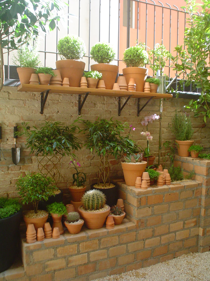 PEQUENO JARDIM APARTAMENTO TÉRREO. SÃO PAULO.BRASIL, Línea Paisagismo.Claudia Muñoz Línea Paisagismo.Claudia Muñoz Moderne tuinen