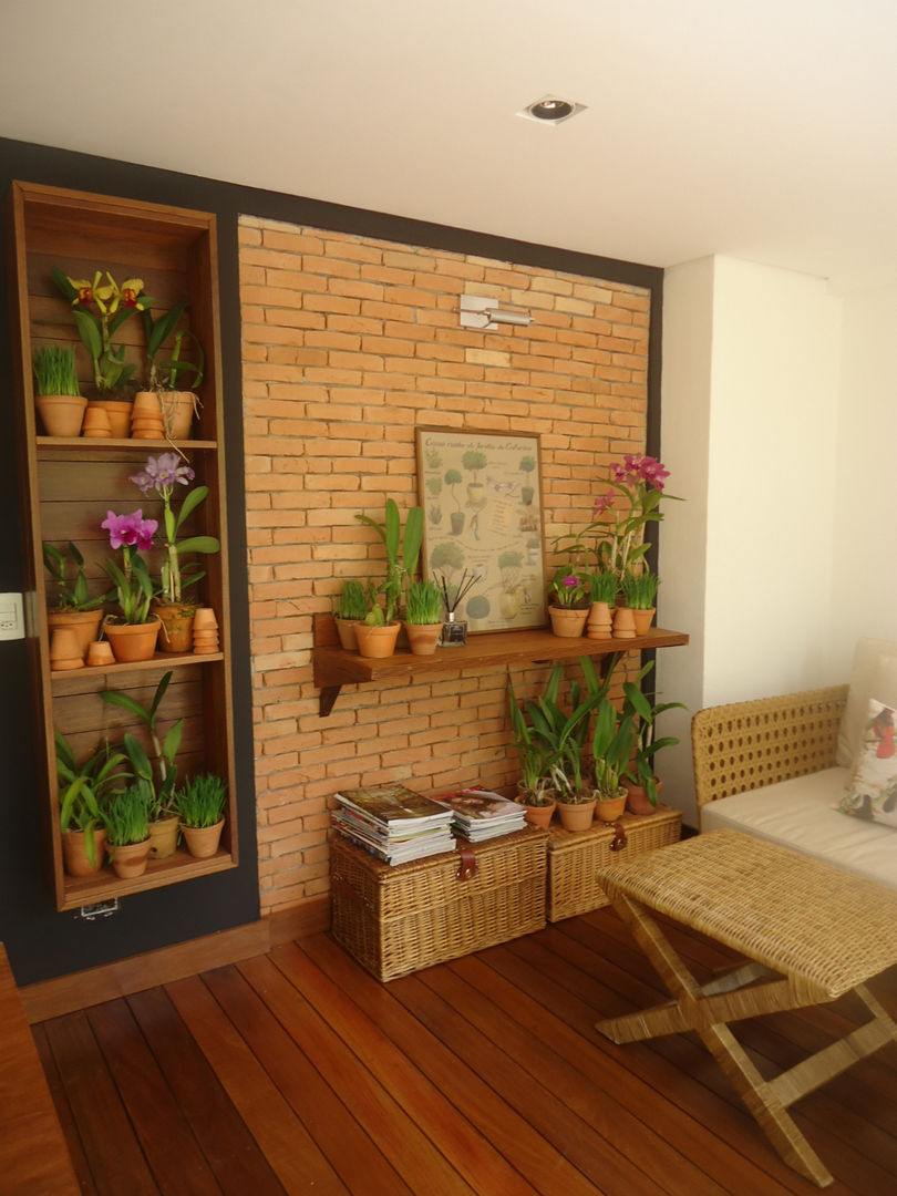 VARANDA VILA NOVA CONCEIÇÃO.SÃO PAULO.BRASIL, Línea Paisagismo.Claudia Muñoz Línea Paisagismo.Claudia Muñoz Modern balcony, veranda & terrace