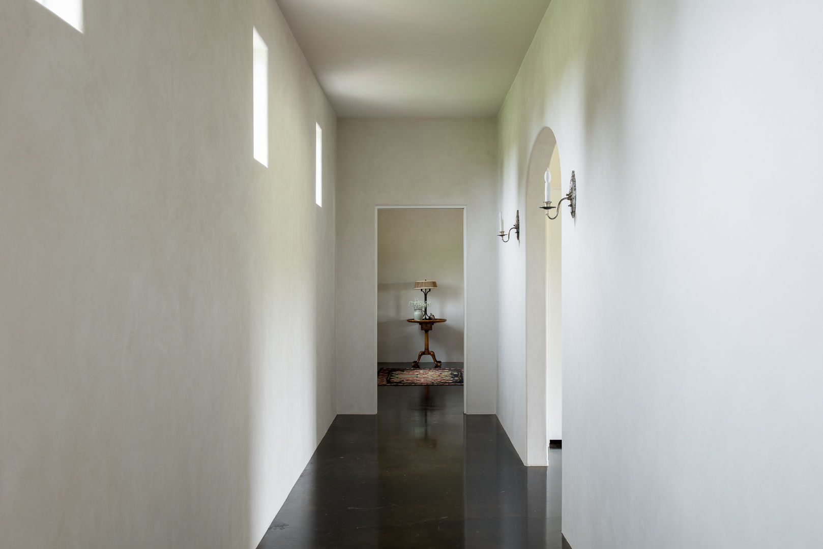 River Ranch Residence Hugh Jefferson Randolph Architects Country style corridor, hallway& stairs