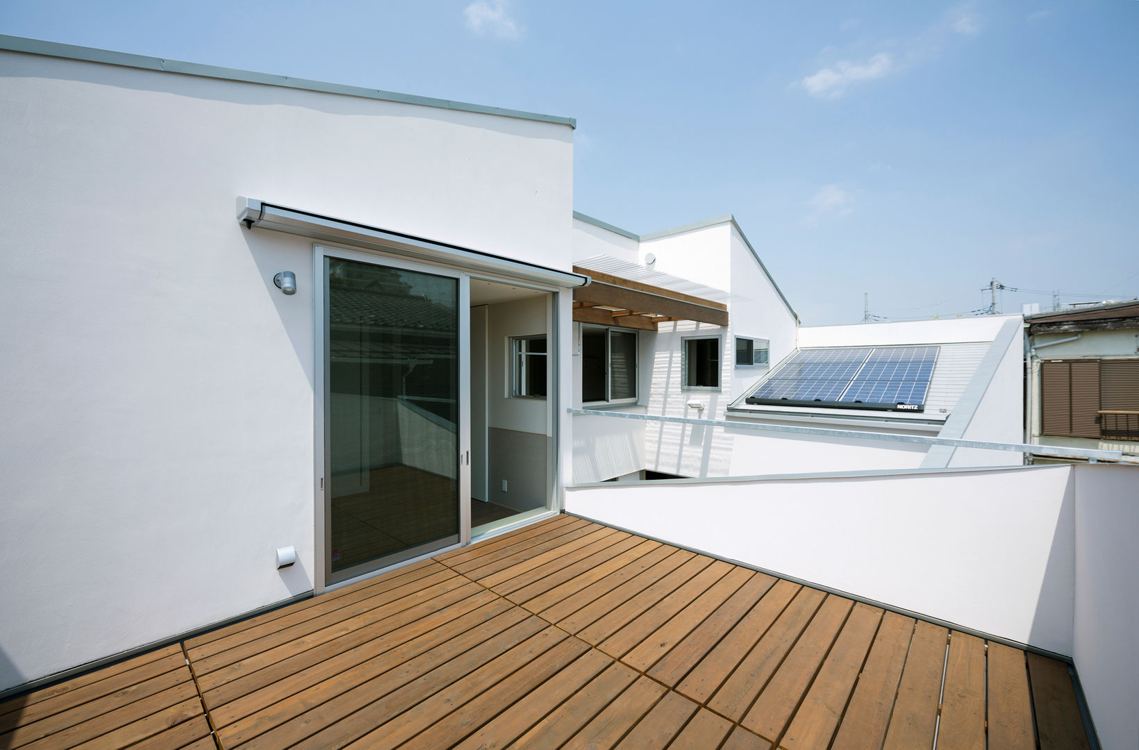 DOG COURTYARD HOUSE, 充総合計画 一級建築士事務所 充総合計画 一級建築士事務所 Modern balcony, veranda & terrace