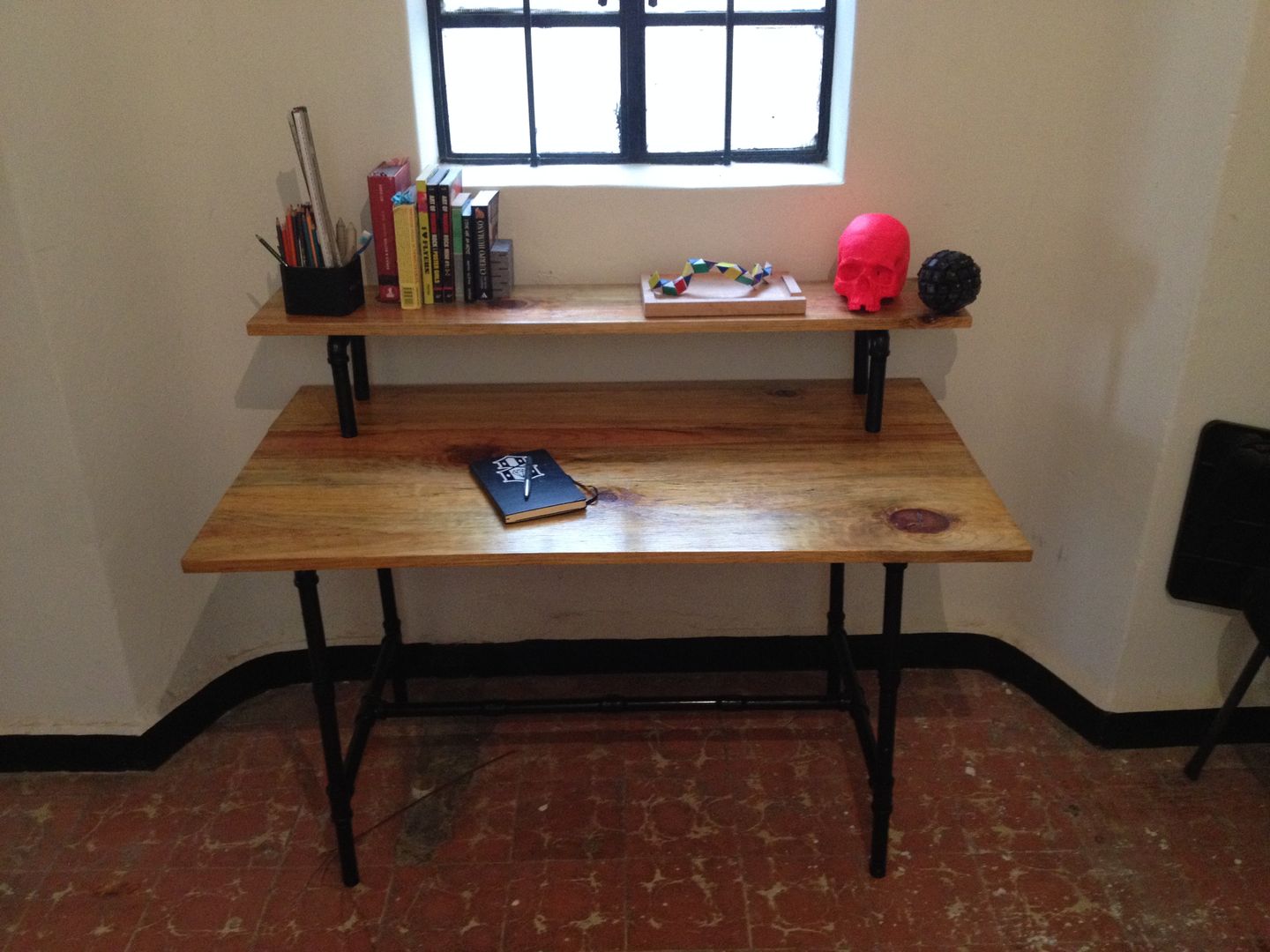 Escritorio y silla, Armatoste studio Armatoste studio مكتب عمل أو دراسة Desks