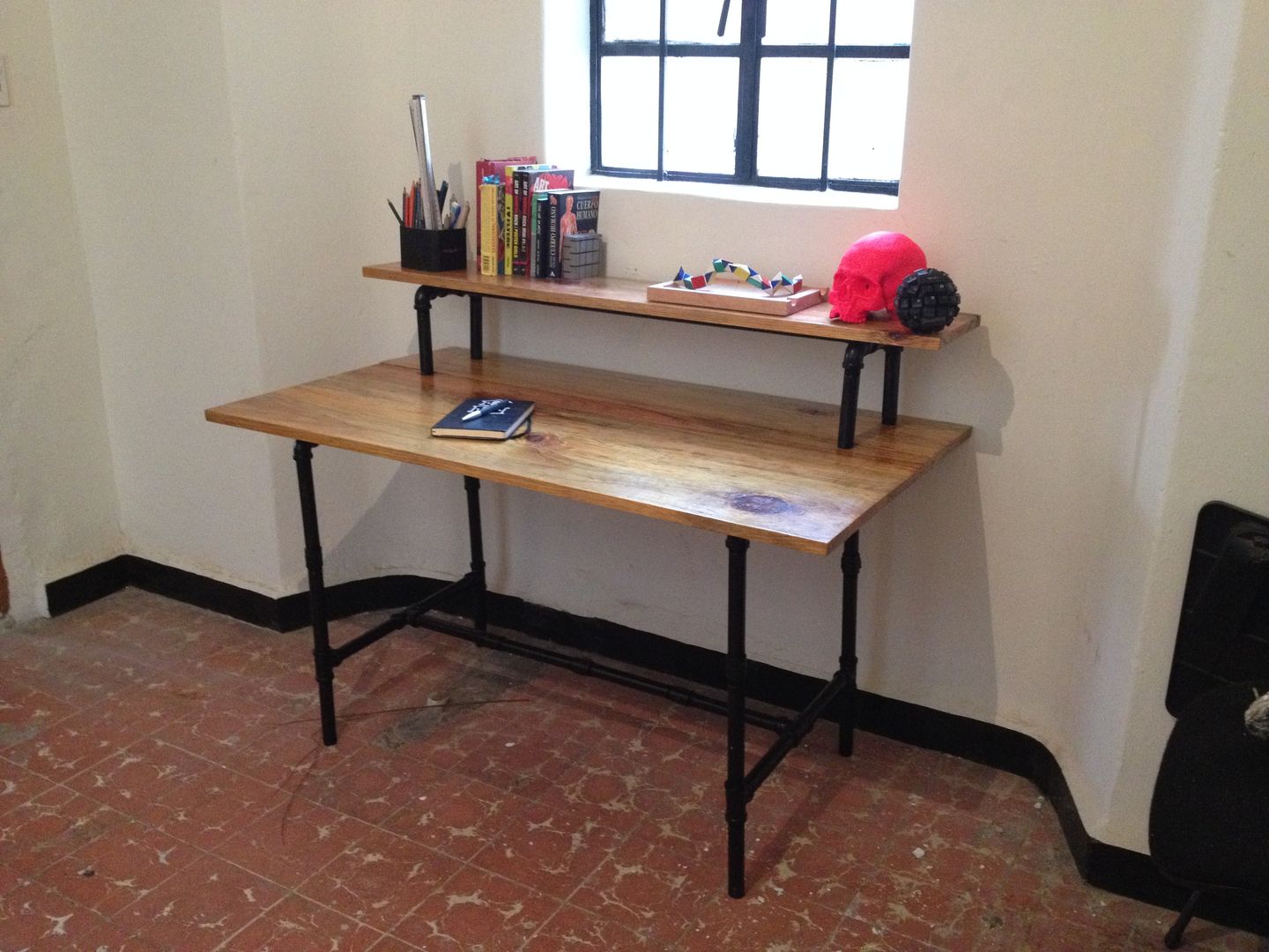 Escritorio y silla, Armatoste studio Armatoste studio ห้องทำงาน/อ่านหนังสือ โต๊ะทำงาน