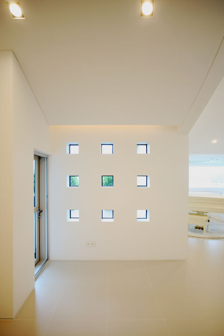 GALLERY HOUSE 미술가의 집, HBA-rchitects HBA-rchitects Puertas y ventanas minimalistas