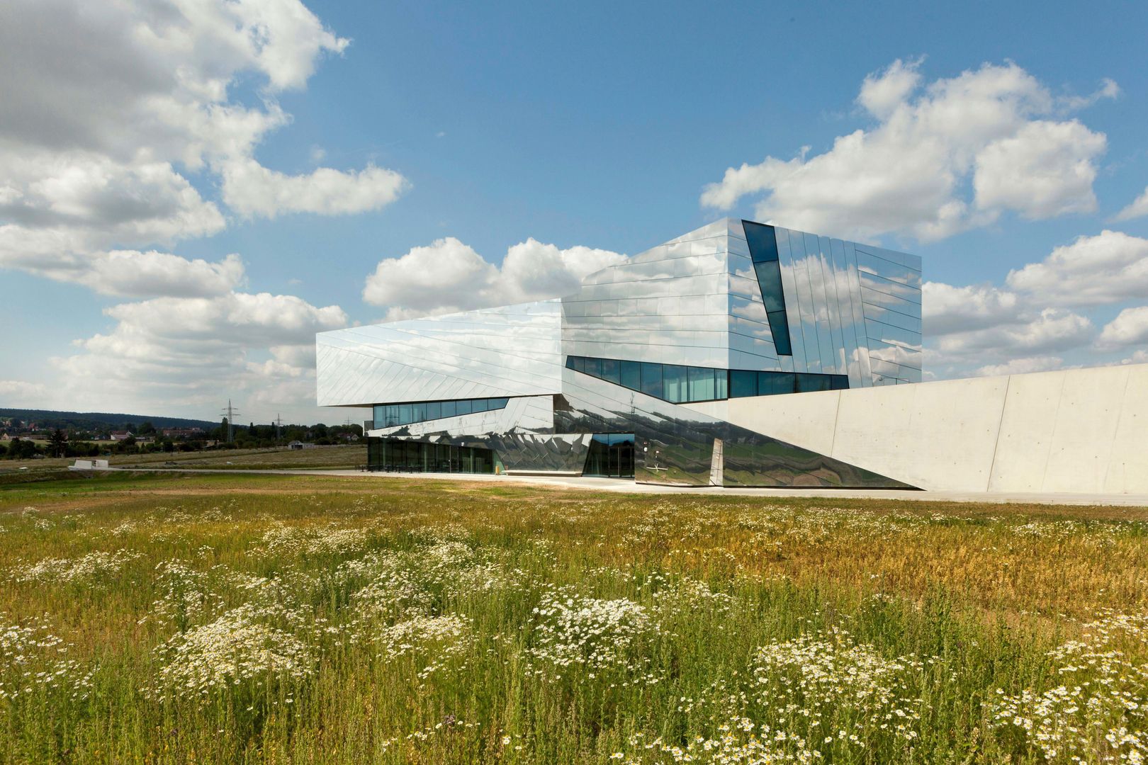 REFLECTIVE MONOLITH, ALUCOBOND - 3A Composites GmbH ALUCOBOND - 3A Composites GmbH Espaços comerciais Museus