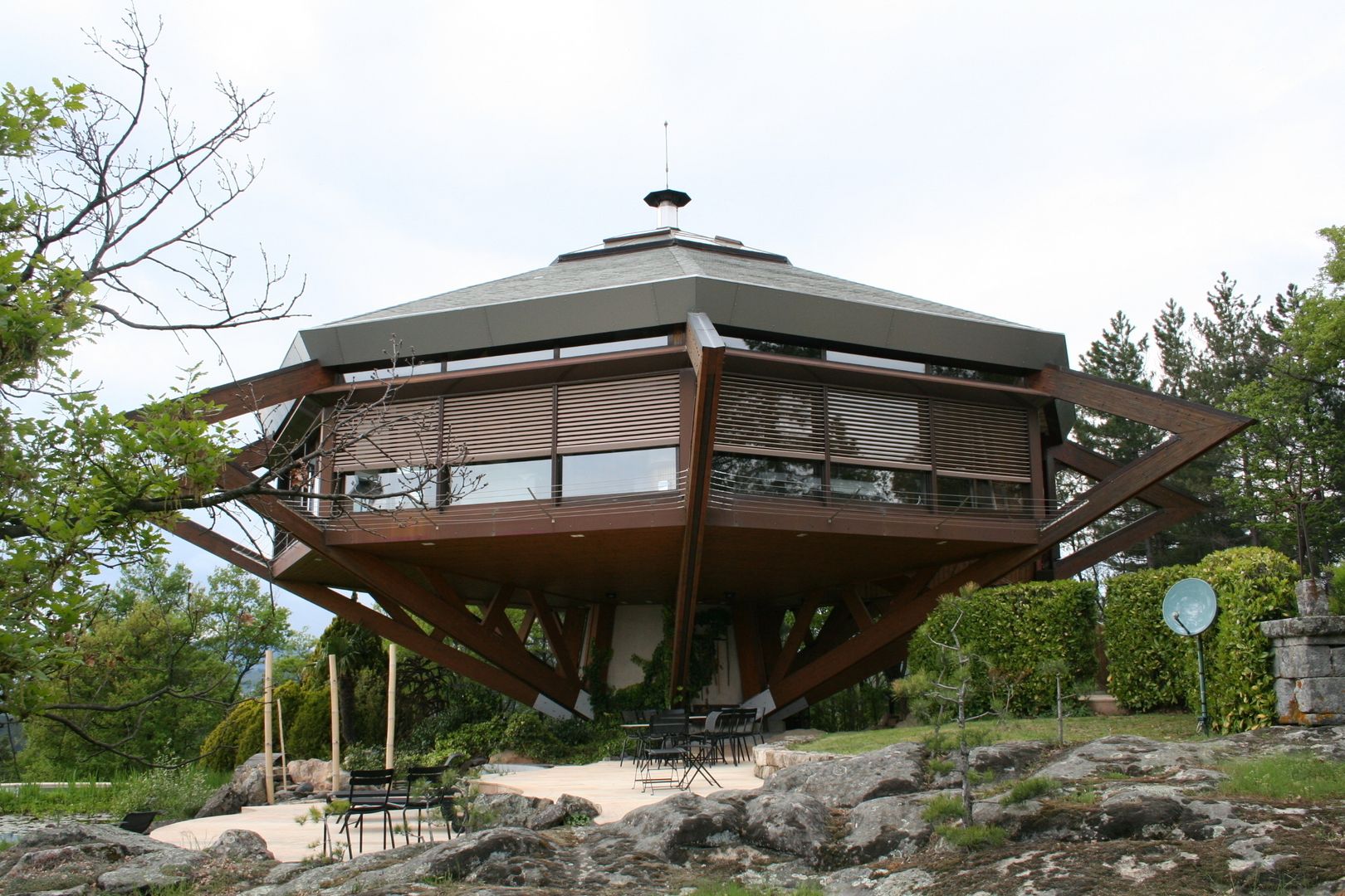 Villa Alto, Hubert Mesnier Hubert Mesnier Maisons originales Plante,Ciel,Immeuble,Arbre,Bois,Nuage,Paysage,Toit,Loisirs,Tronc