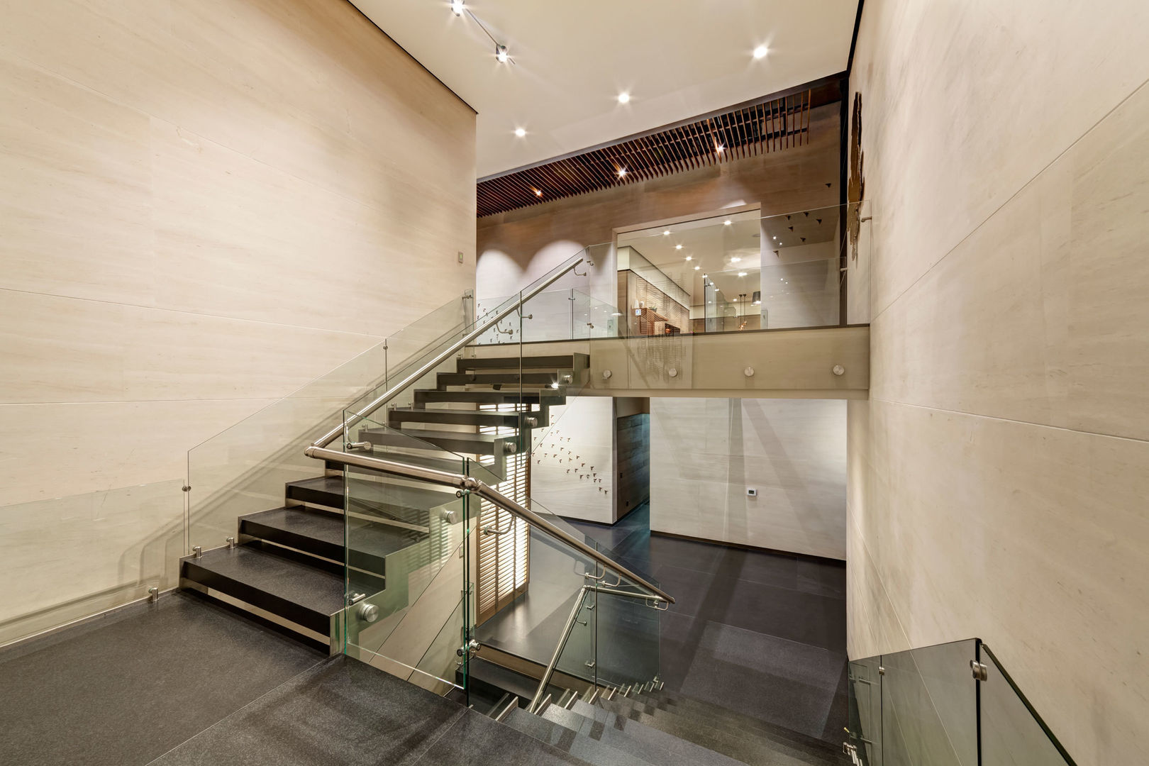 Casa Dalias, grupoarquitectura grupoarquitectura Minimalist corridor, hallway & stairs