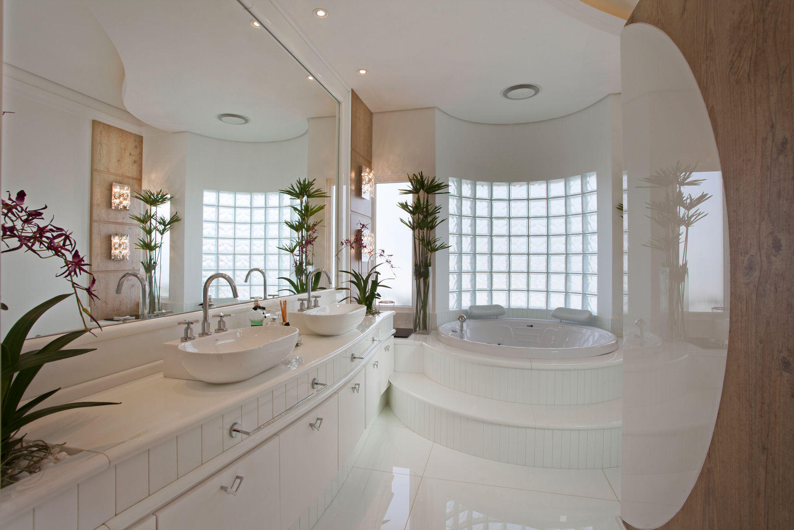 homify Modern style bathrooms