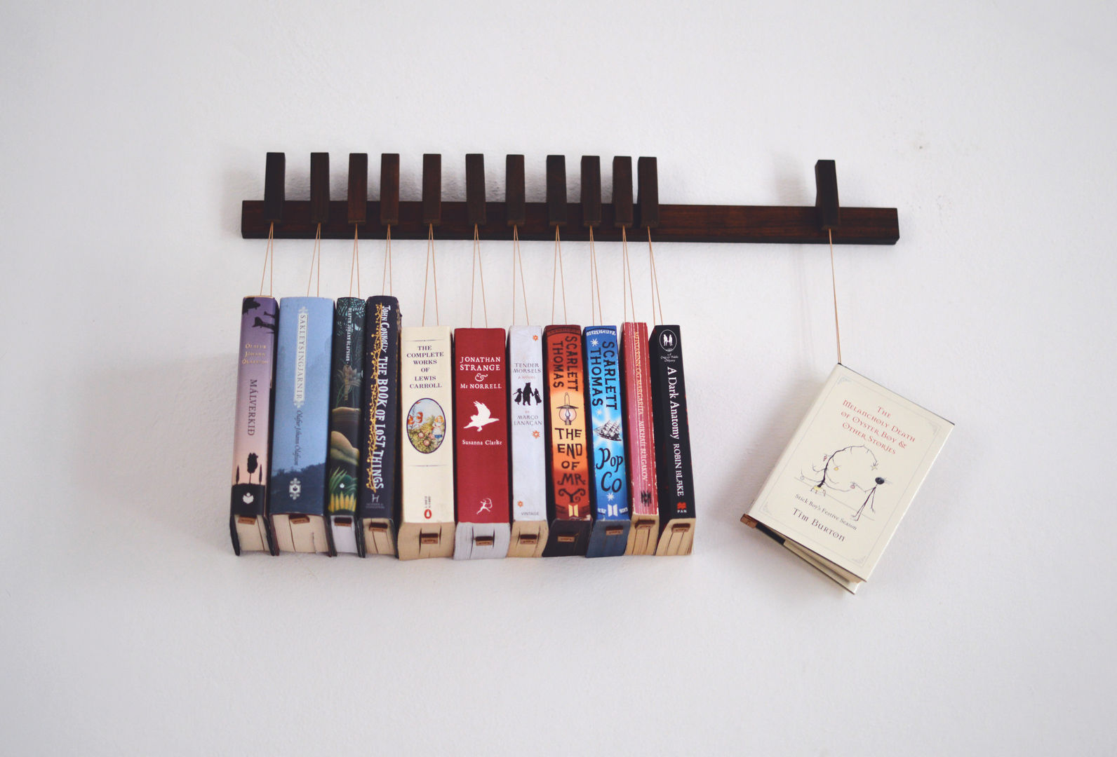 Book rack in Walnut, agustav agustav ห้องนั่งเล่น ชั้นวางของ