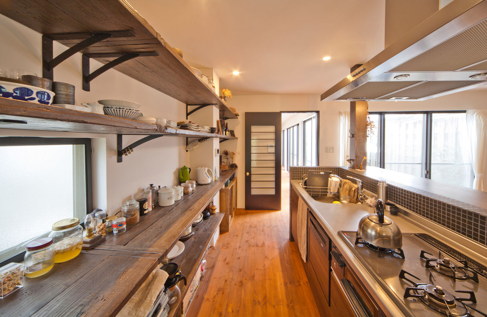 建築家の元自邸をリノベーションでさらに快適な空間に！, 株式会社リボーンキューブ 株式会社リボーンキューブ Modern kitchen
