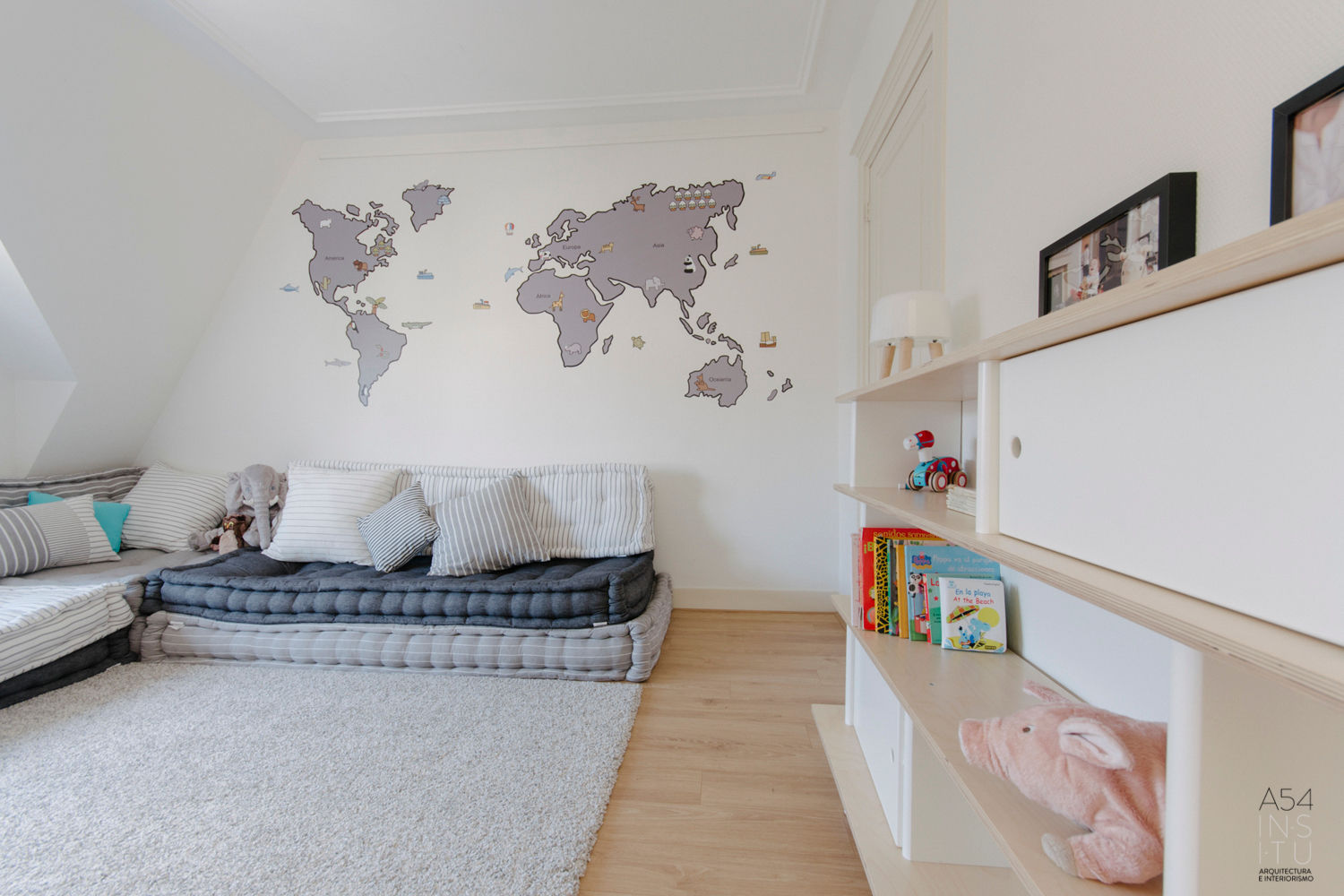 PROYECTO DE INTERIORISMO EN LA HAYA, HOLANDA, A54Insitu A54Insitu Stanza dei bambini in stile scandinavo