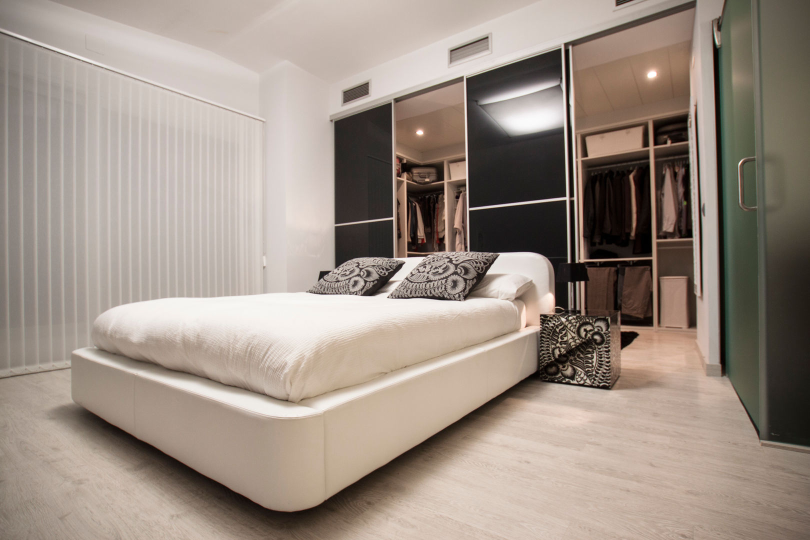 homify Modern style bedroom