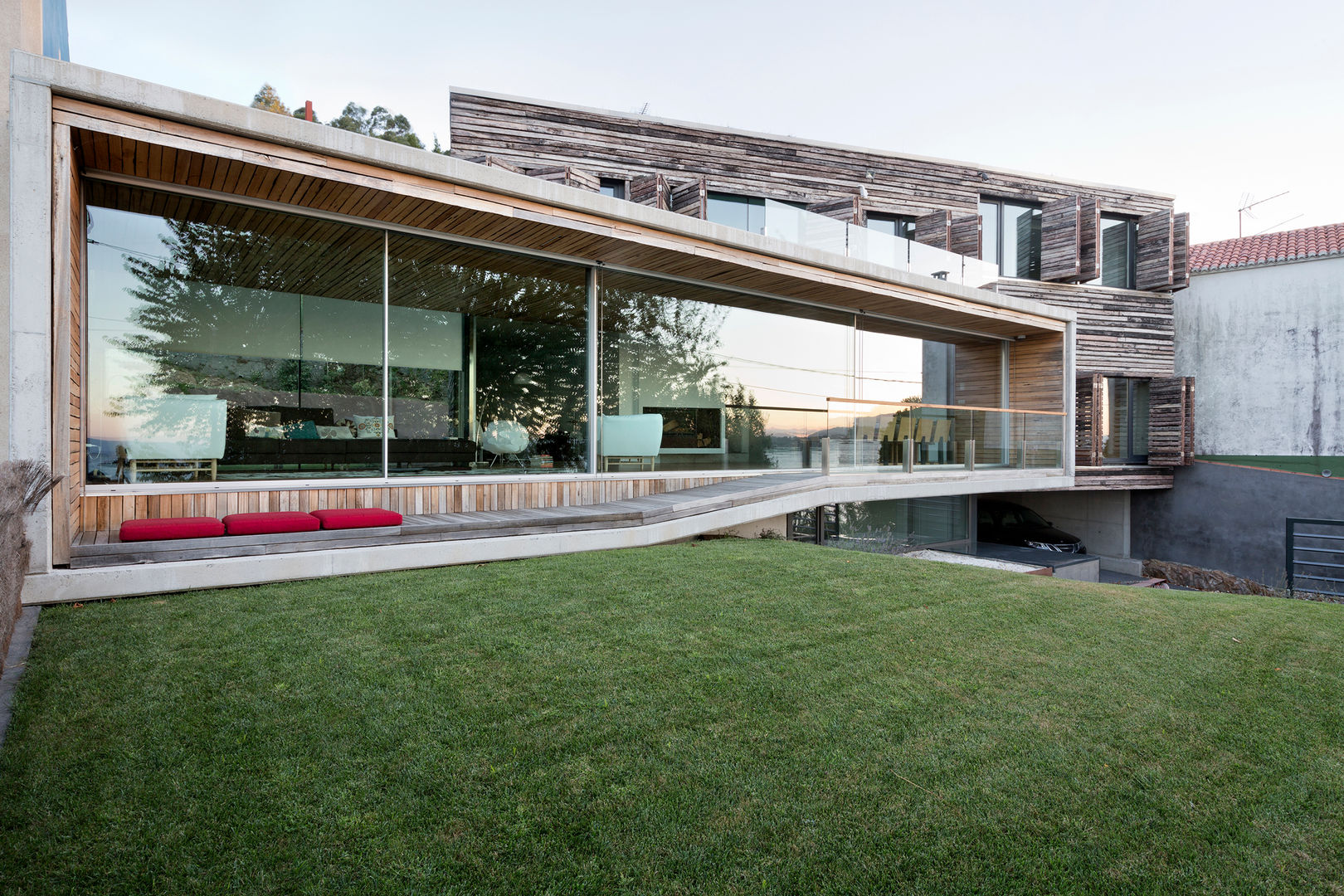 dezanove house designed by iñaki leite - opened front elevation Inaki Leite Design Ltd. Modern Evler
