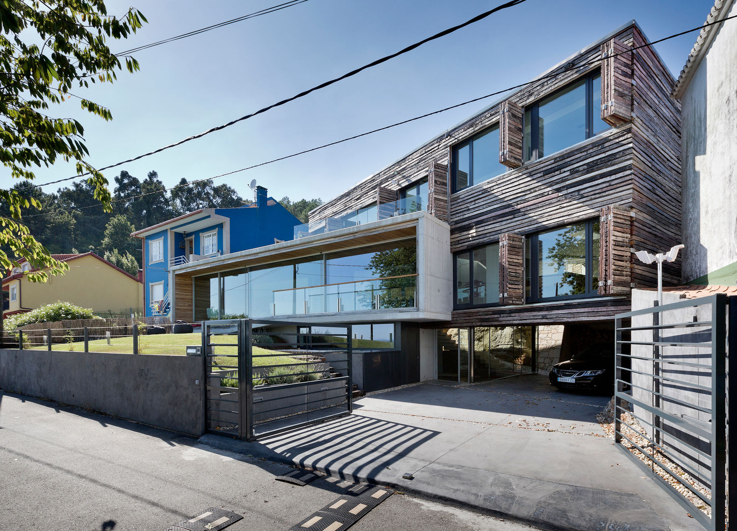 dezanove house designed by iñaki leite - opened shutters Inaki Leite Design Ltd. モダンな 家