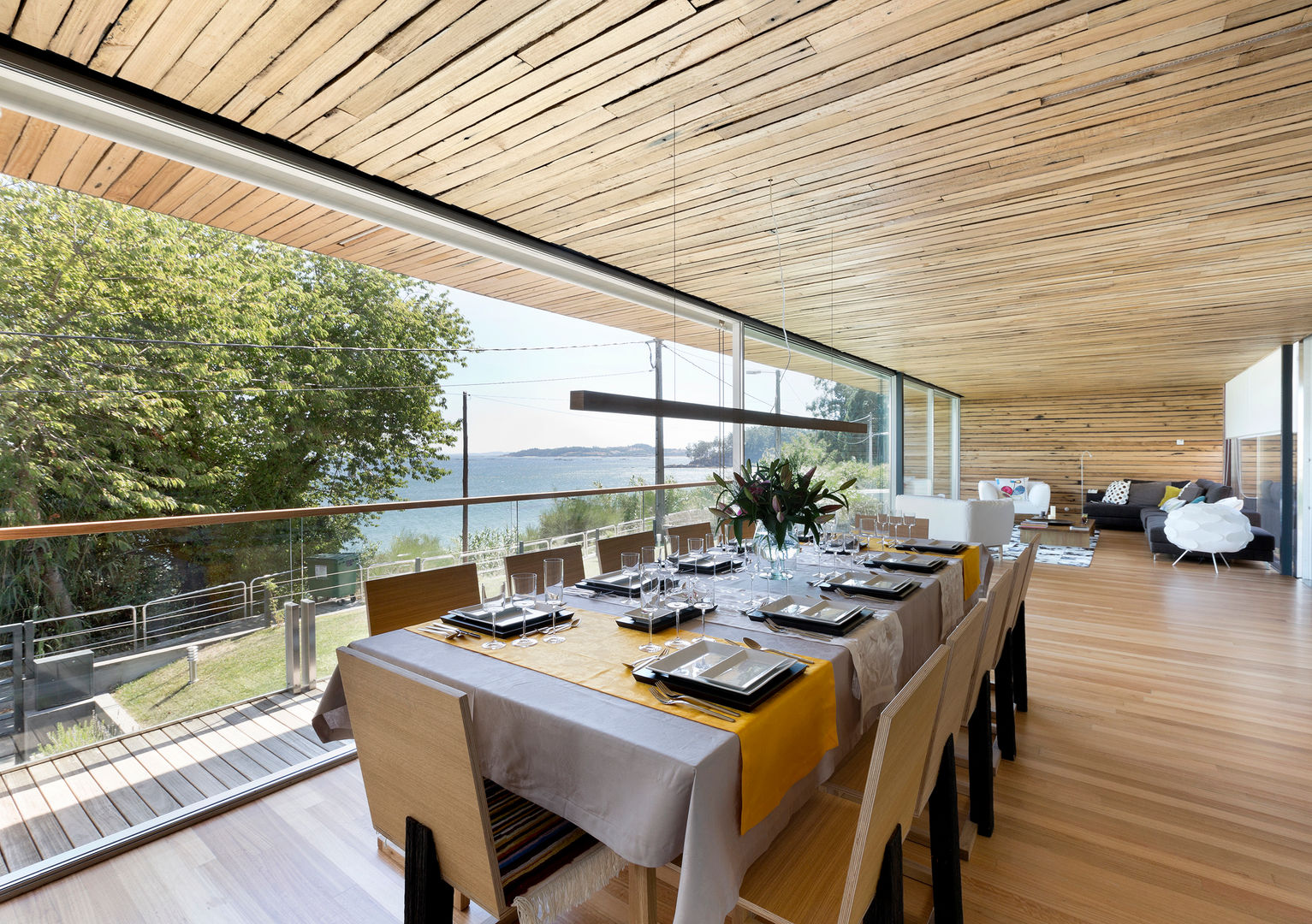 dezanove house designed by iñaki leite - Inaki Leite Design Ltd. Modern dining room Chairs & benches