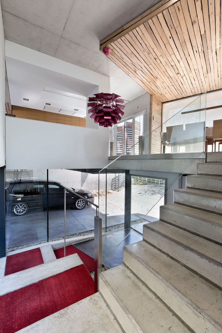 dezanove house designed by iñaki leite - open stairs Inaki Leite Design Ltd. Modern Corridor, Hallway and Staircase