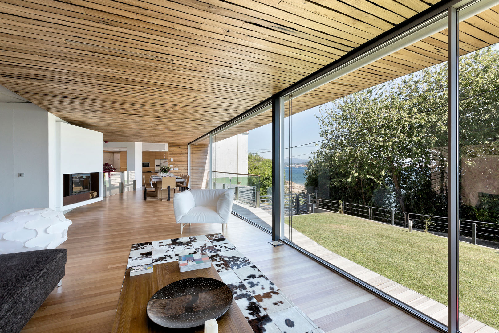 dezanove house designed by iñaki leite - living interior Inaki Leite Design Ltd. Modern walls & floors Wall & floor coverings