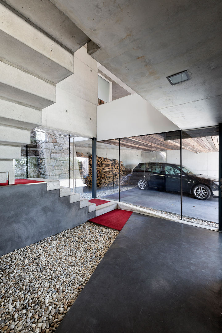 dezanove house designed by iñaki leite - entrance hall Inaki Leite Design Ltd. Paredes y suelos de estilo moderno