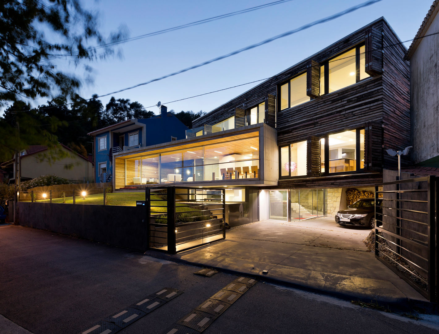 dezanove house designed by iñaki leite - front view at twilight Inaki Leite Design Ltd. Modern garden