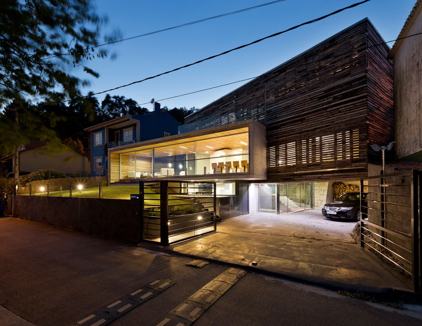 dezanove house designed by iñaki leite - front view at twilight Inaki Leite Design Ltd. مرآب~ كراج