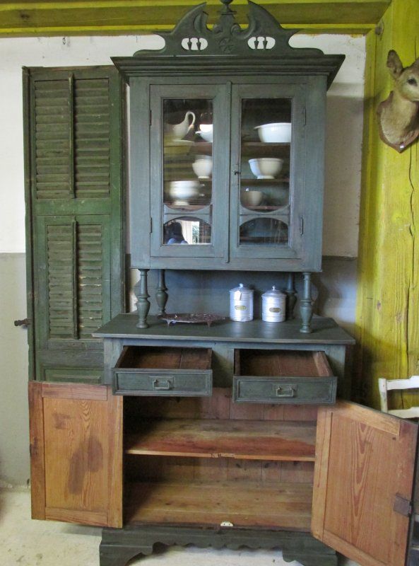 Oude buffetkast met losse kuif in het groen, Were Home Were Home Rustykalny salon Szafki i kredensy