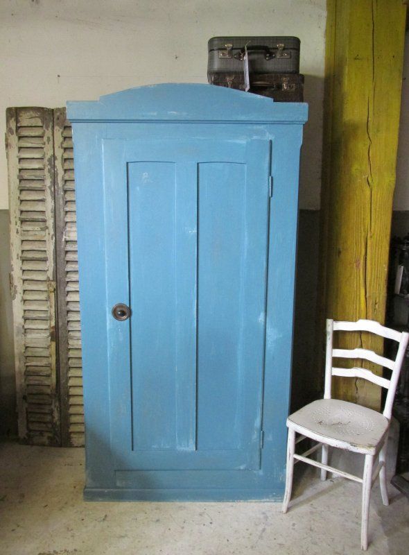 Antieke eendeurs kast in blauw, Were Home Were Home Вітальня Шафи і серванти