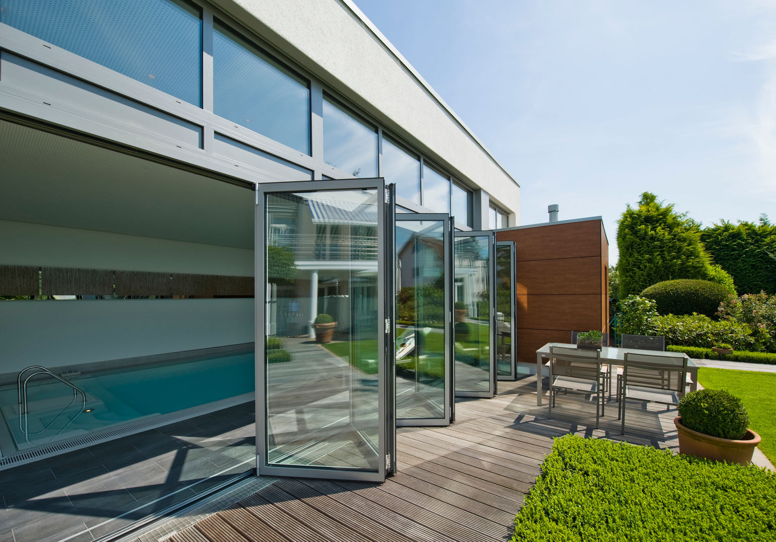 Glas-Faltwand Poolverglasung, Solarlux GmbH Solarlux GmbH Kolam Renang Modern