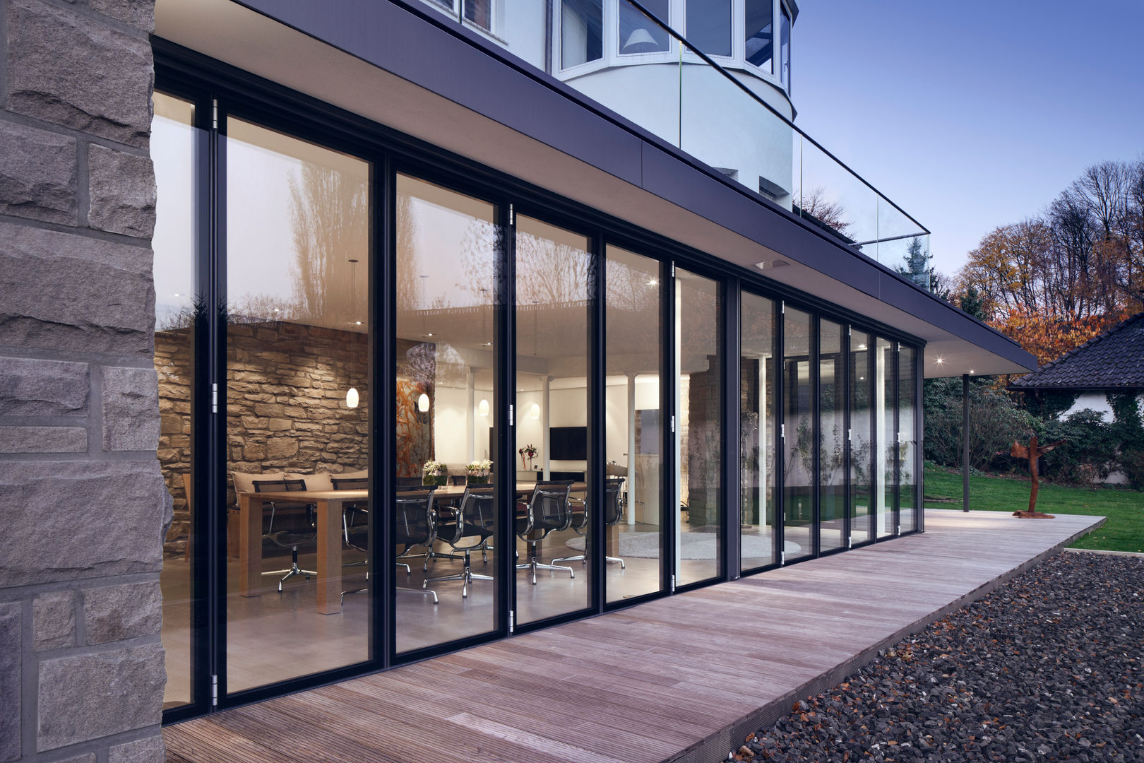 Glas-Faltwand am Herrenhaus, Solarlux GmbH Solarlux GmbH Hiên, sân thượng phong cách hiện đại