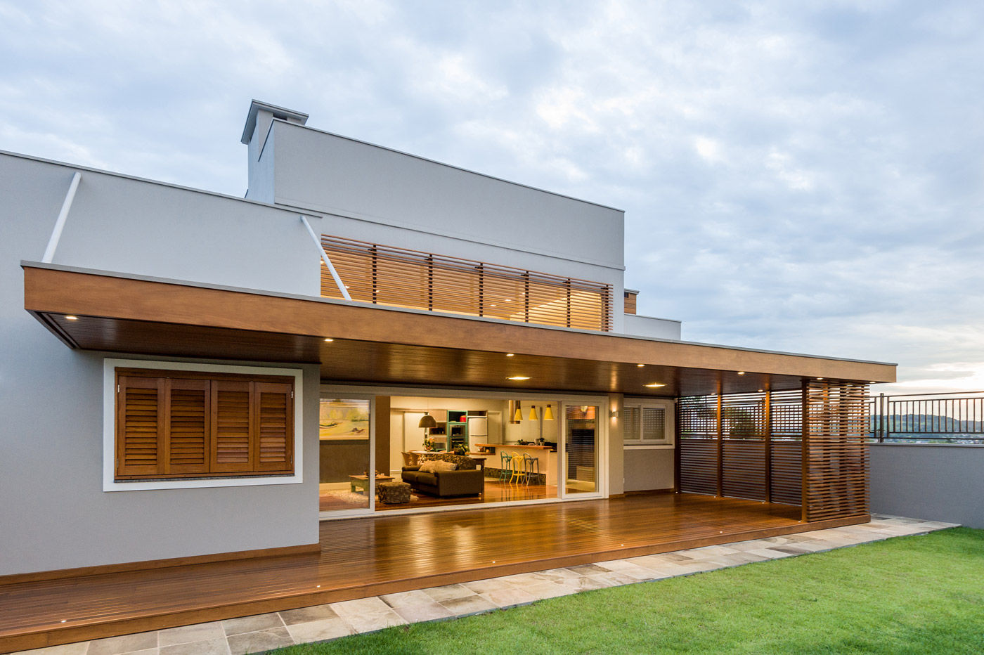 Casa em Taquara/RS, Plena Madeiras Nobres Plena Madeiras Nobres Modern balcony, veranda & terrace