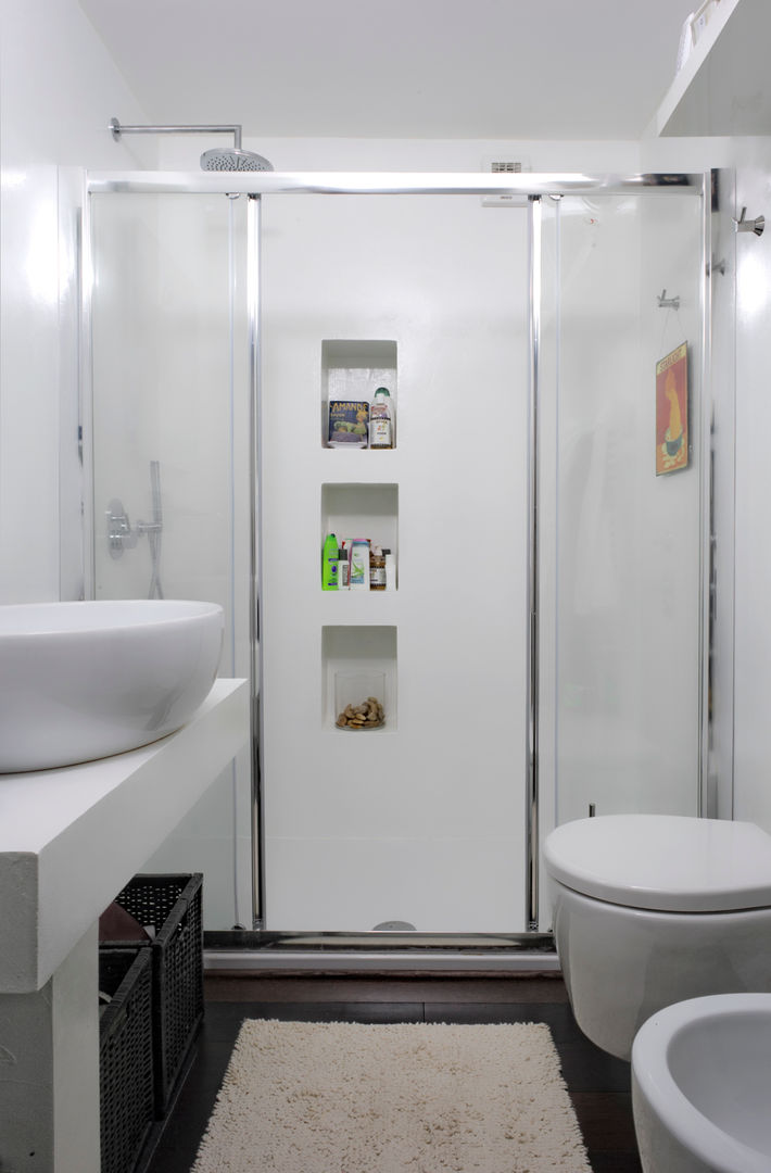 Appartamento "bianco e nero a colori", Architetto Barbara De Pascalis e Lorenzo Zanetti - ATELIER ARCHITETTURA - Architetto Barbara De Pascalis e Lorenzo Zanetti - ATELIER ARCHITETTURA - Bagno moderno Apparecchio idraulico,Apparecchio,Bagno,Viola,Illuminazione,Rubinetto,Interior design,Lavello,impianto idraulico,Pavimento