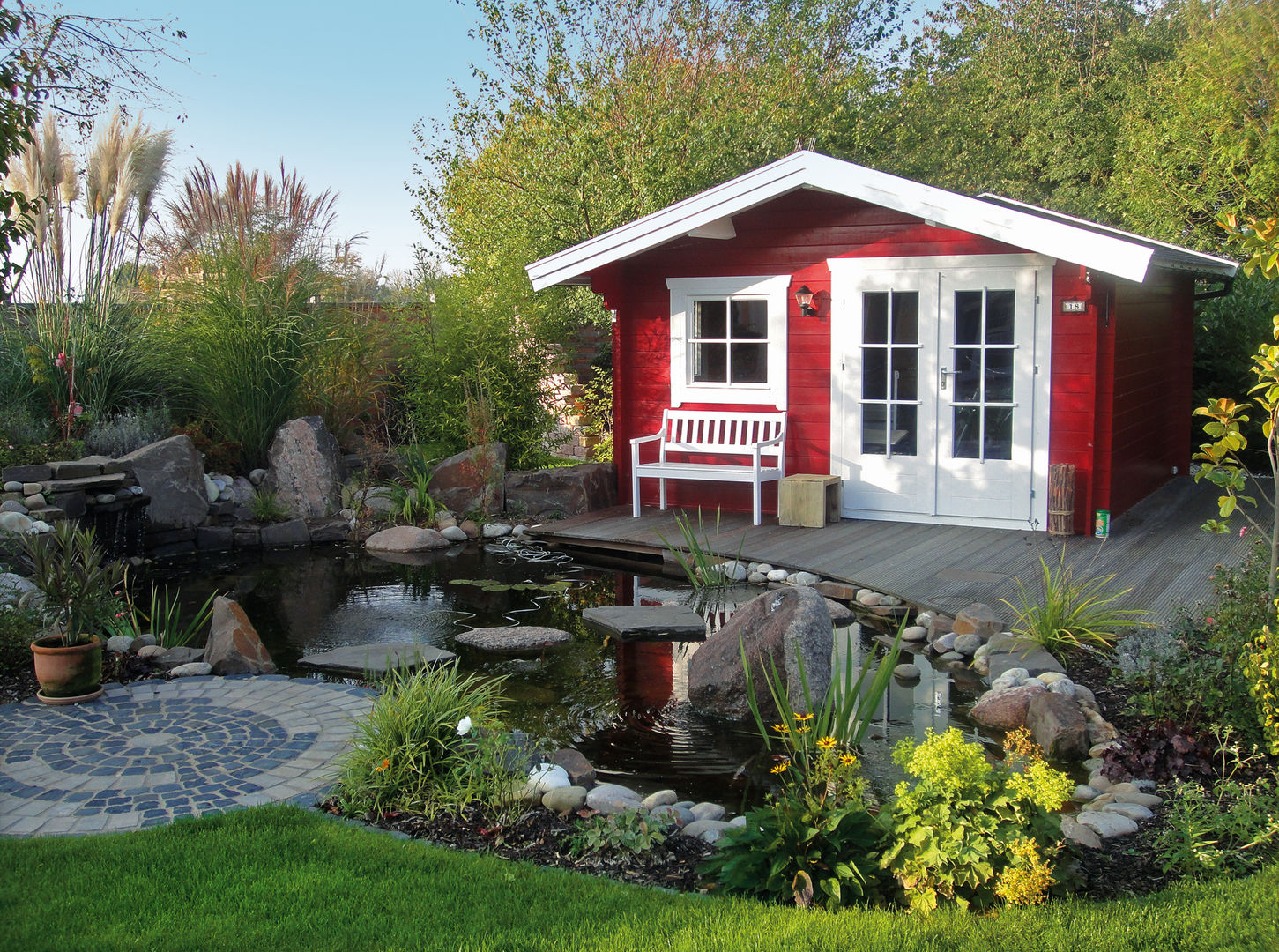 http://www.gardenaffairs.co.uk/our-ranges/log-cabins/ homify Country style garden
