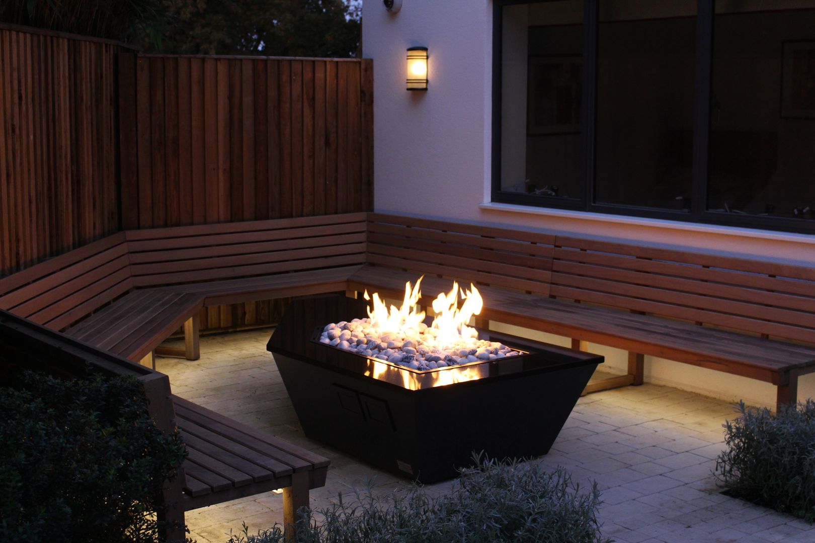 Stealth Boat Fire Table - Southampton Rivelin Jardines de estilo moderno Barbacoas