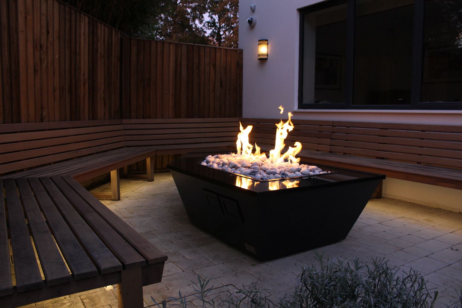 Stealth Boat Fire Table - Southampton Rivelin Jardines modernos: Ideas, imágenes y decoración Parrillas