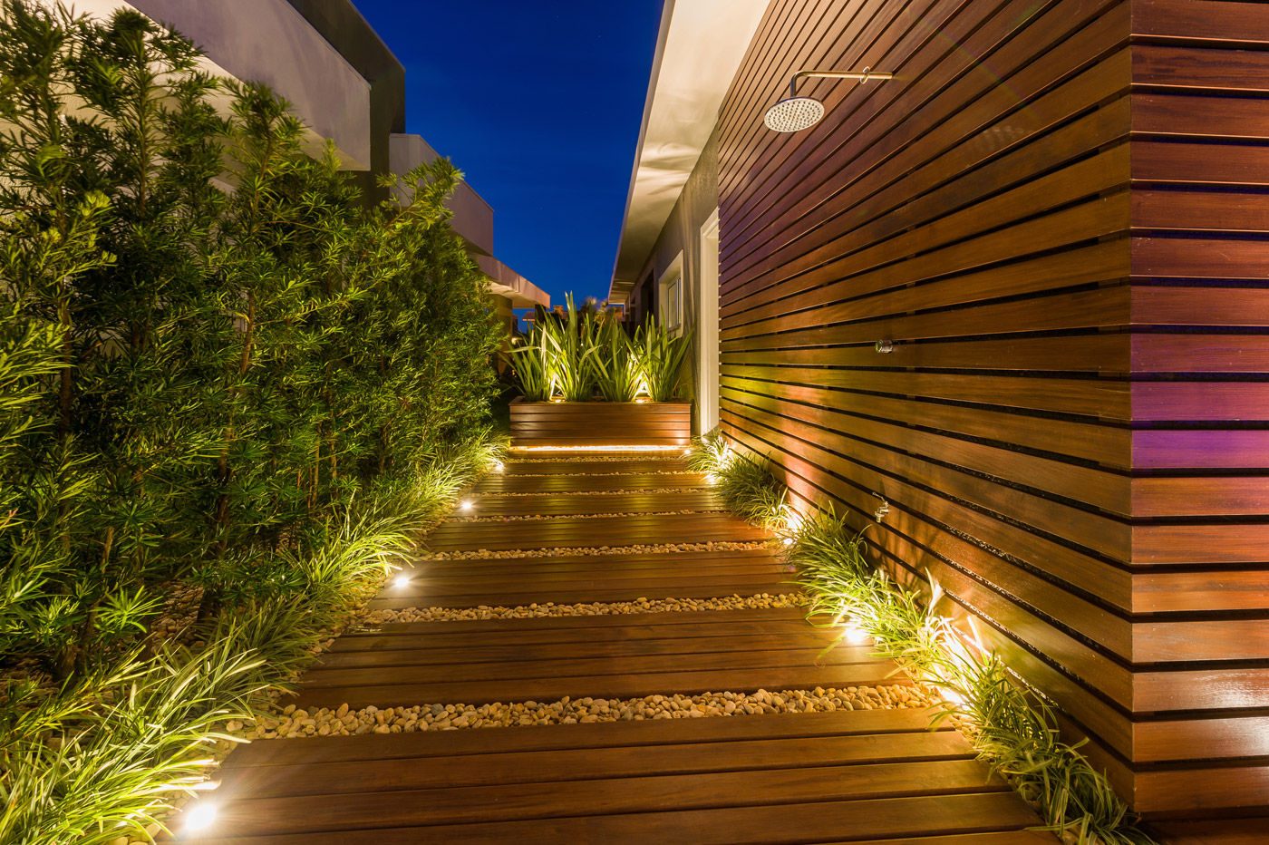 Casa de Praia, Plena Madeiras Nobres Plena Madeiras Nobres Pasillos, vestíbulos y escaleras de estilo moderno