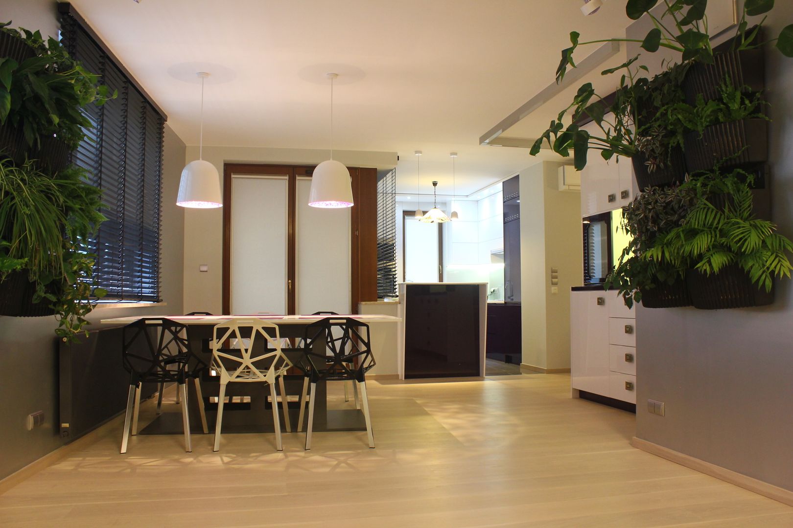modułowy ogród wertykalny - indoor, rstudio rstudio Modern dining room