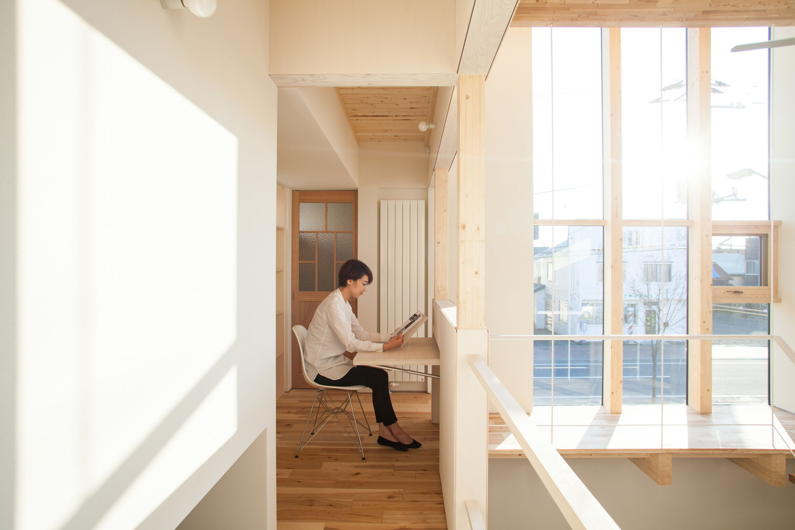 SHOWAの家, 一級建築士事務所 Atelier Casa 一級建築士事務所 Atelier Casa Modern corridor, hallway & stairs