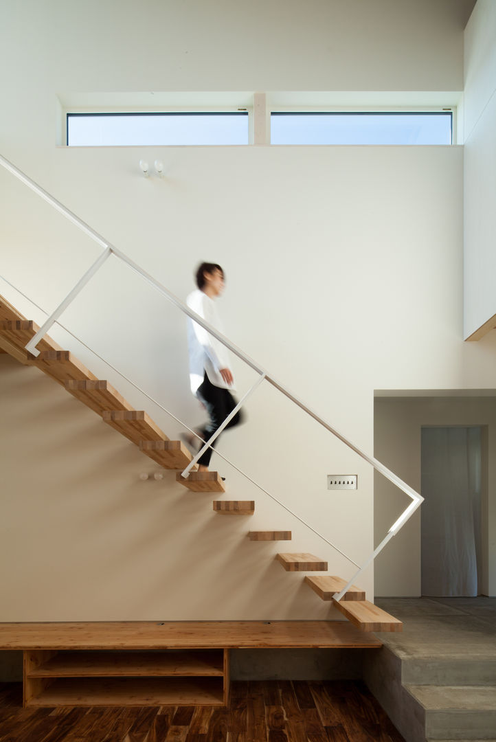 SHOWAの家, 一級建築士事務所 Atelier Casa 一級建築士事務所 Atelier Casa Modern corridor, hallway & stairs