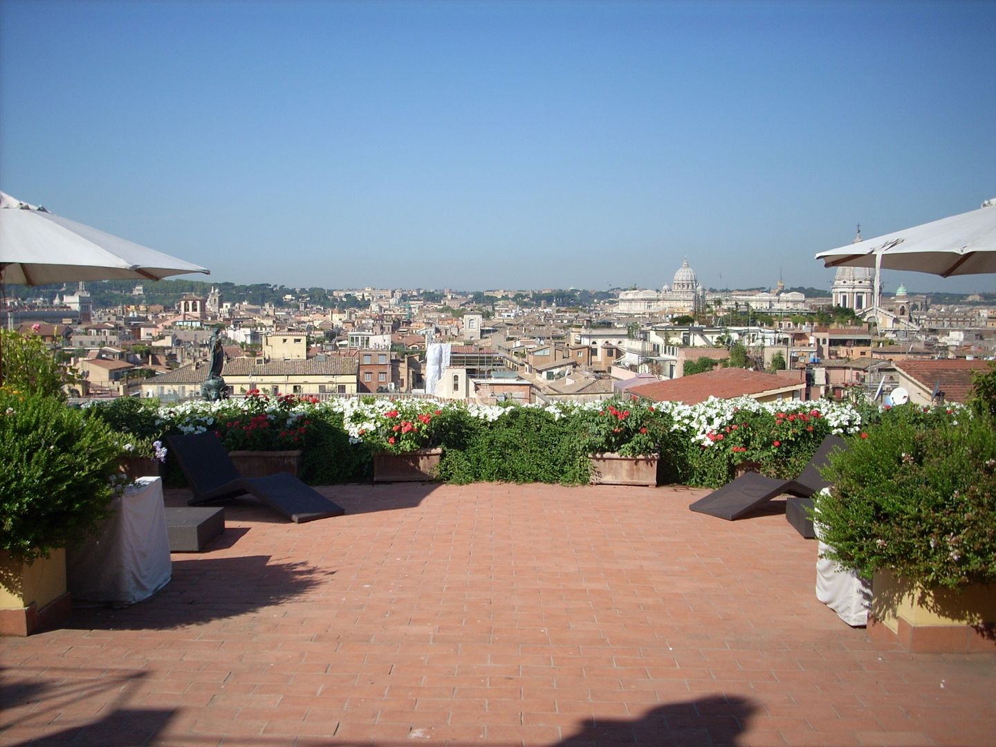 Da Piazza di Spagna al Cupolone, VerdeMaVerde snc VerdeMaVerde snc 地中海デザインの テラス