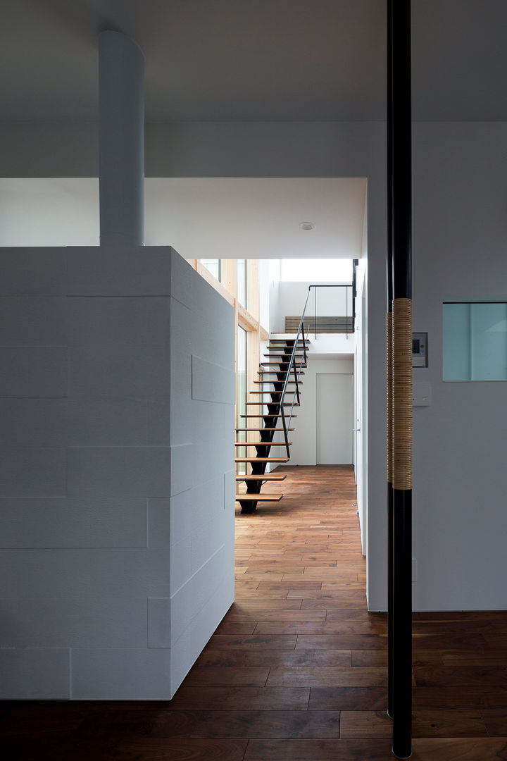 BOX + 庭 + BOX, 一級建築士事務所 Atelier Casa 一級建築士事務所 Atelier Casa Modern corridor, hallway & stairs