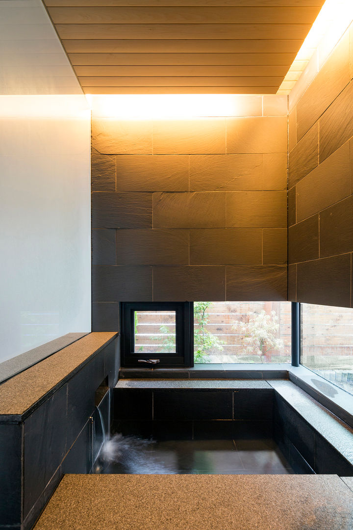 BOX + 庭 + BOX, 一級建築士事務所 Atelier Casa 一級建築士事務所 Atelier Casa Modern bathroom