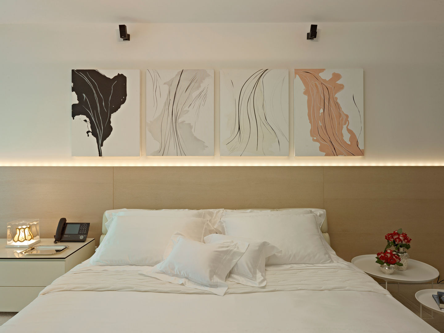 Saint Thomas - Cobertura Belvedere, Anaíne Vieira Pitchon Arquitetura e Interiores Anaíne Vieira Pitchon Arquitetura e Interiores Phòng ngủ phong cách kinh điển Beds & headboards