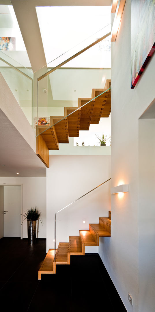 Neubau Einfamilienhaus mit Doppelgarage in Lorch, Baden-Württemberg, brügel_eickholt architekten gmbh brügel_eickholt architekten gmbh Modern corridor, hallway & stairs