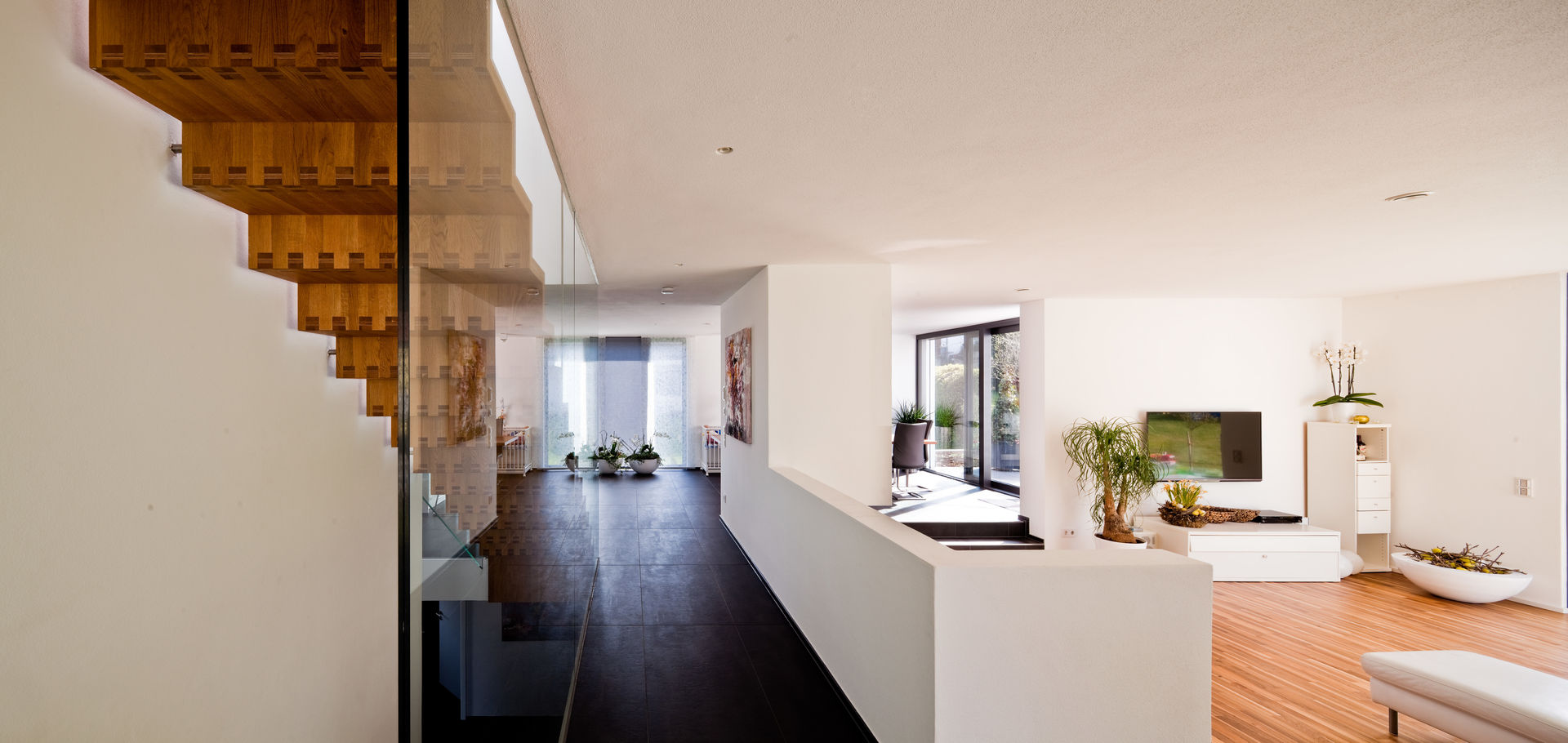 Neubau Einfamilienhaus mit Doppelgarage in Lorch, Baden-Württemberg, brügel_eickholt architekten gmbh brügel_eickholt architekten gmbh Modern Corridor, Hallway and Staircase